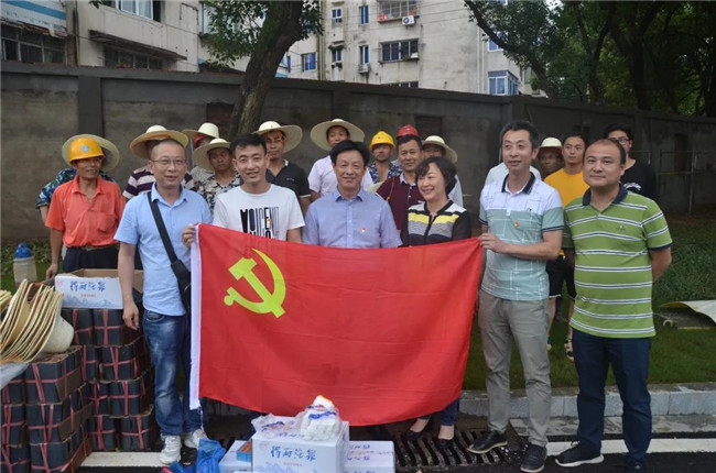 炎炎夏日送清涼，點滴關(guān)懷暖人心——城投集團(tuán)各黨支部開展“送清涼”慰問一線員工活動